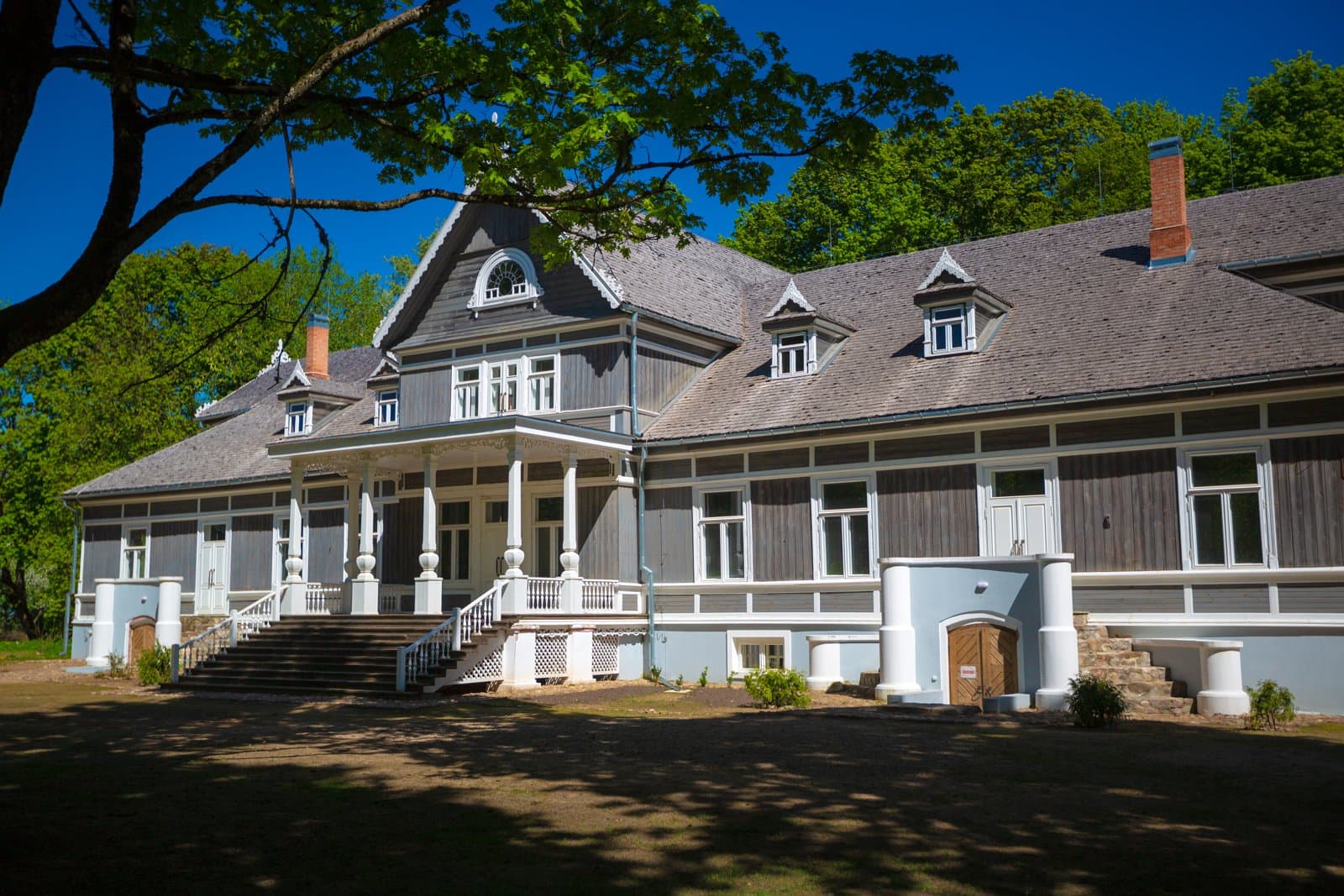 Newton’s $2M Housing Split: Bidding Wars Below, Breathing Room Above